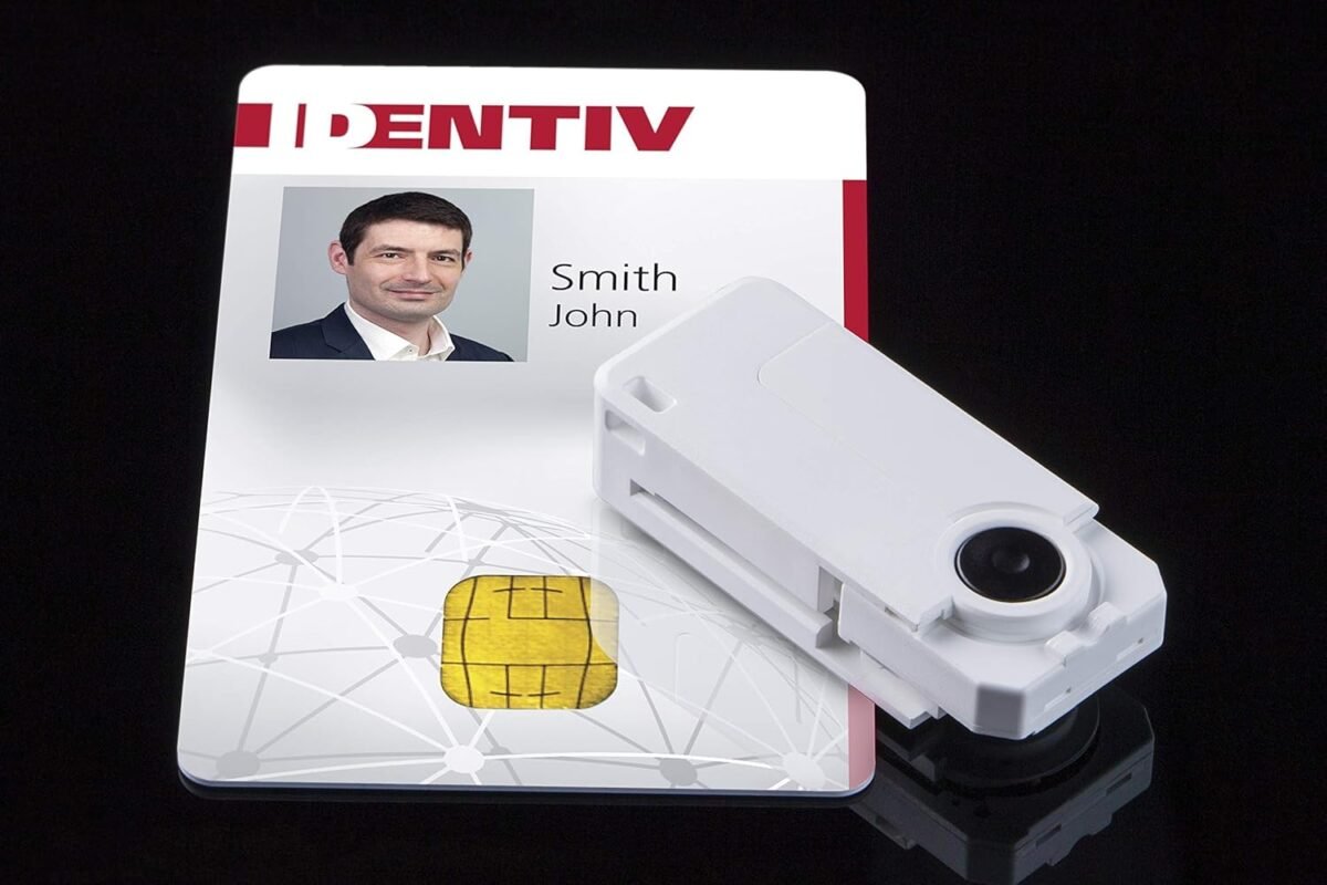 1748909479 identiv scr3500 smartfold smart card reader.jpg
